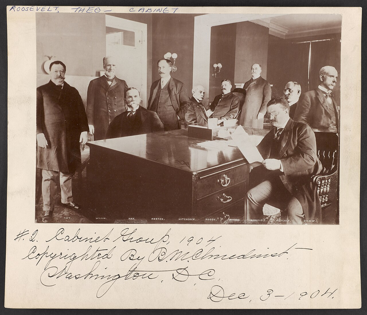 Roosevelt lendo, cercado por seu gabinete