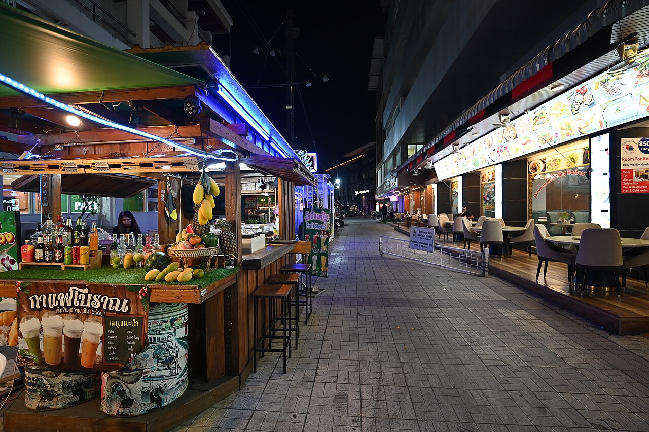Mercado de rua noturno na Tailândia: luzes e sabores