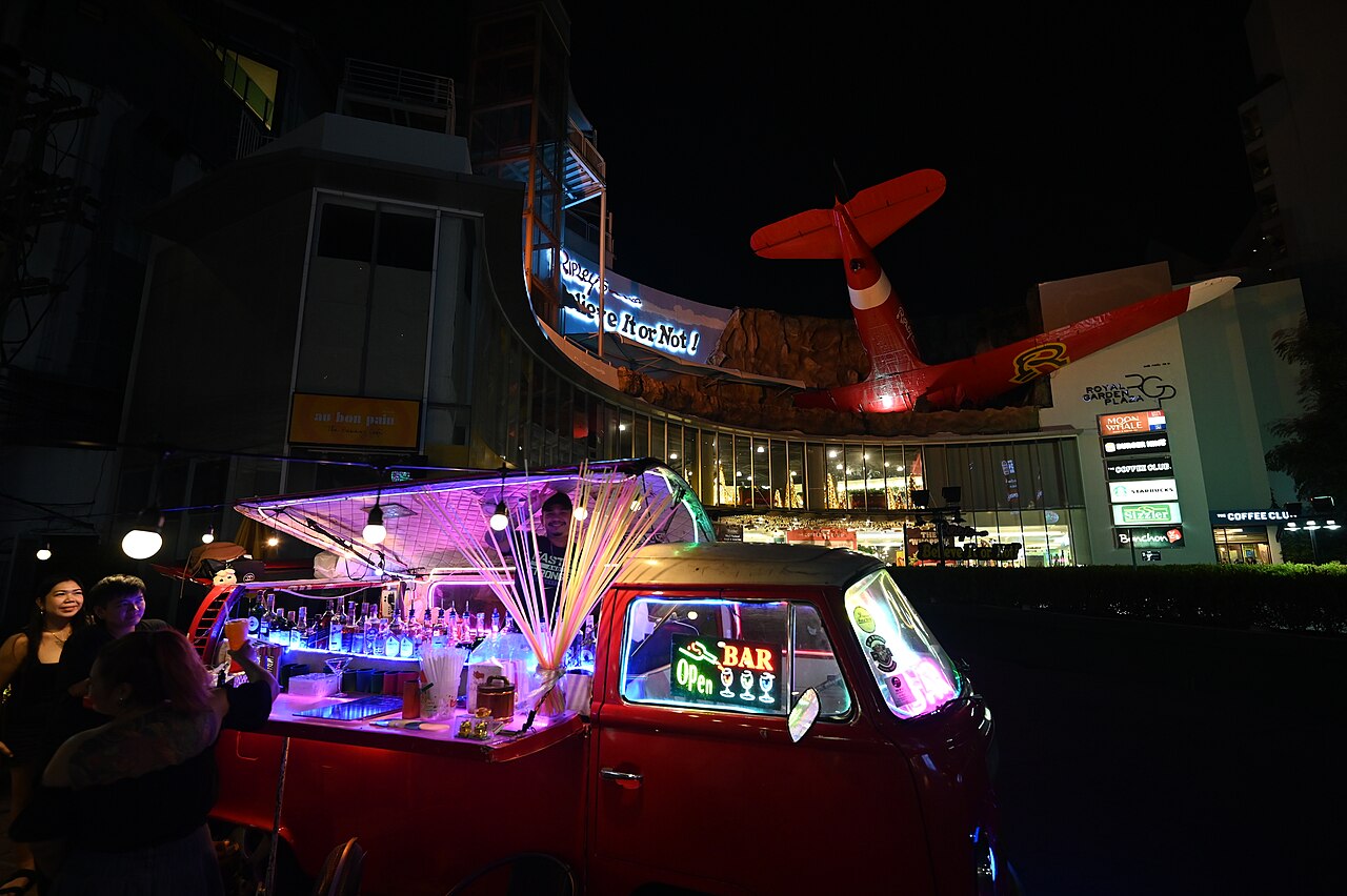 Leuchtender Vintage Food Truck: Kreatives Nachtbild